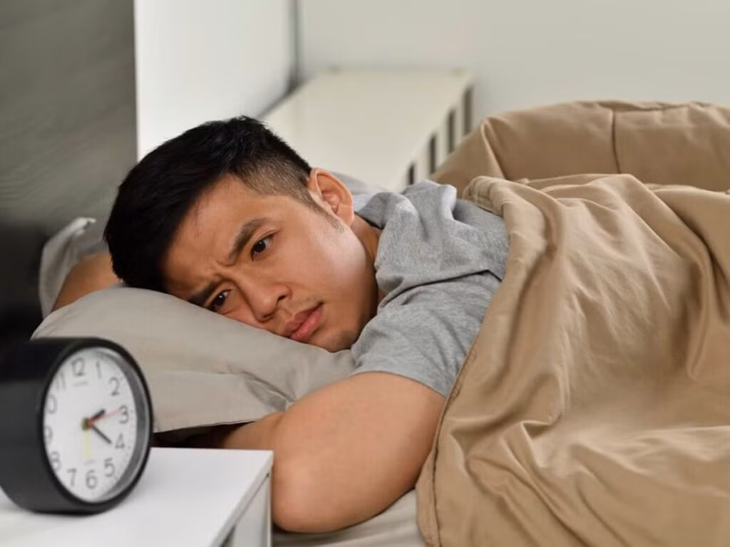 Nhiều người trẻ đã thường xuyên phải đối mặt với việc khó ngủ, ngủ không sâu do áp lực từ cuộc sống, công việc...