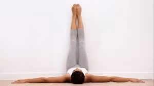 Những động tác yoga nhẹ nhàng trước khi đi ngủ sẽ giúp bạn ngủ ngon và sâu hơn.
