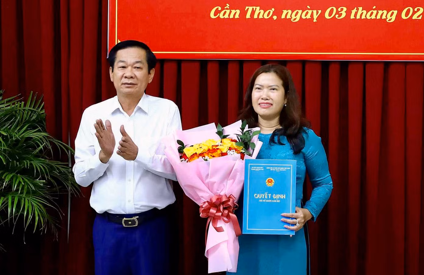 Bí thư Thành ủy Cần Thơ Đỗ Thanh Bình trao quyết định cho bà Nguyễn Thị Ngọc Điệp.