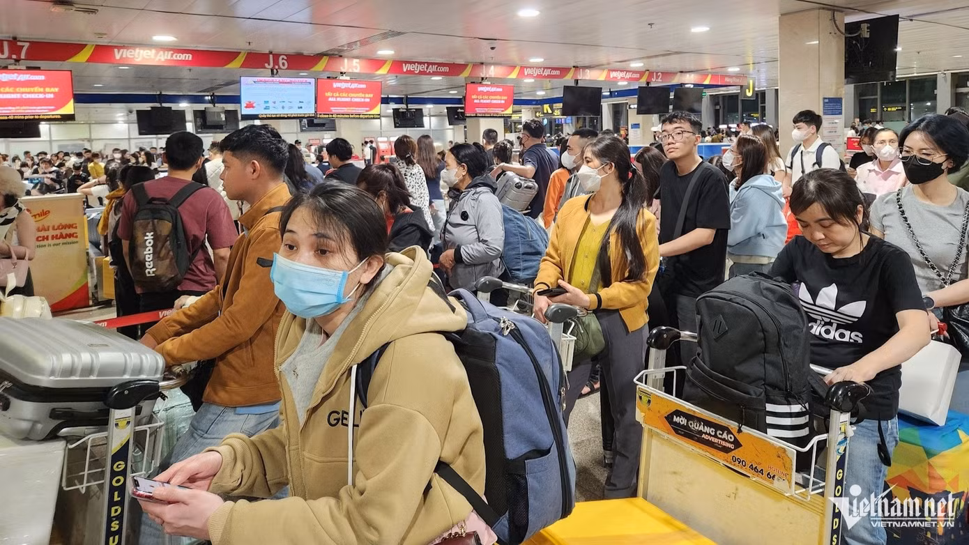 Sản lượng vận tải trong dịp Tết Nguyên đán Ất Tỵ 2025 tăng cao “kỷ lục” với gần 3,6 triệu hành khách thông qua các cảng hàng không sân bay. Ảnh: VietnamNet.