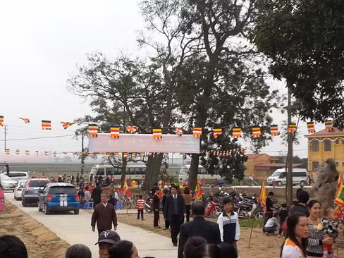 Chùa Song Mai nằm cách Hà Nội hơn 30 km