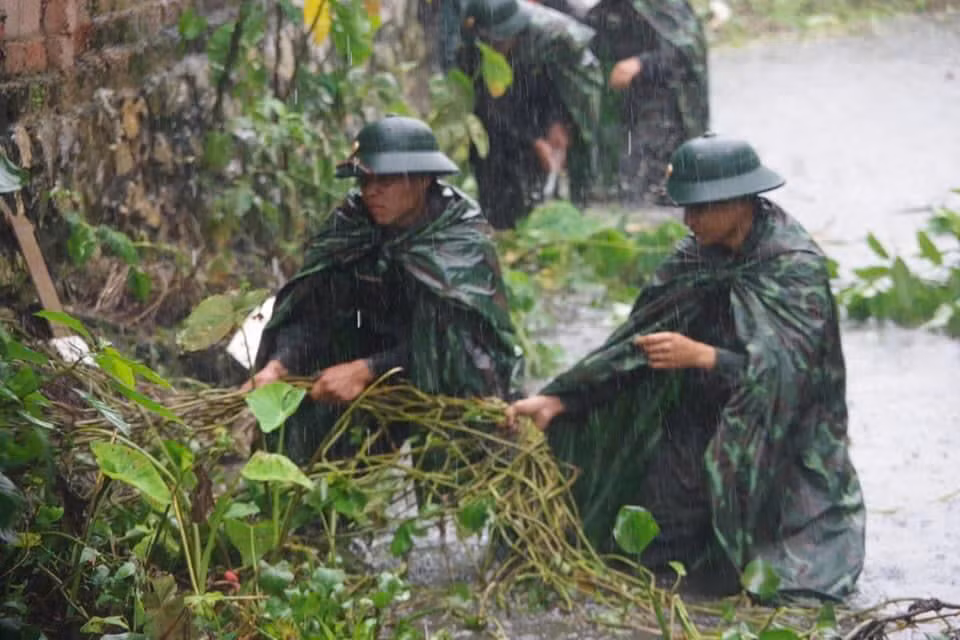 Cán bộ, chiến sĩ Trung Đoàn 3, Sư Đoàn 324, Quân khu 4 dầm mình trong mưa để khơi thông dòng chảy.