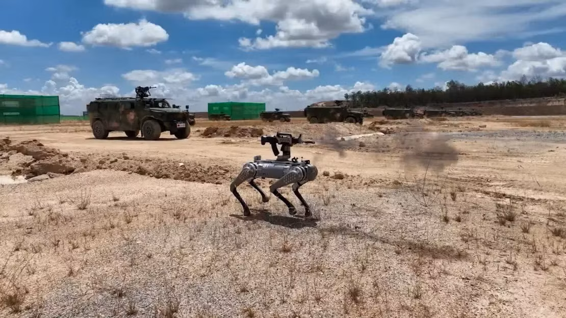 Quân đội Trung Quốc trình diễn chó robot chiến đấu được trang bị súng trường tấn công trong một cuộc tập trận chung với Campuchia gần đây. Ảnh: CCTV.