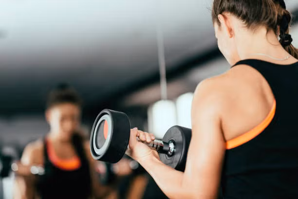 Một trong những lý do chính khiến bạn không nên tập thể dục với một lớp trang điểm trên mặt là nguy cơ tắc nghẽn lỗ chân lông.