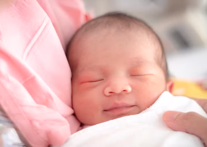 Sau khi tắm xong cho trẻ, cần lau khô và ủ ấm ngay bằng khăn mềm và sạch.