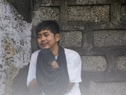 Một người dân ở thành phố Valenzuela, Manilabuồn đau vì mất người thân