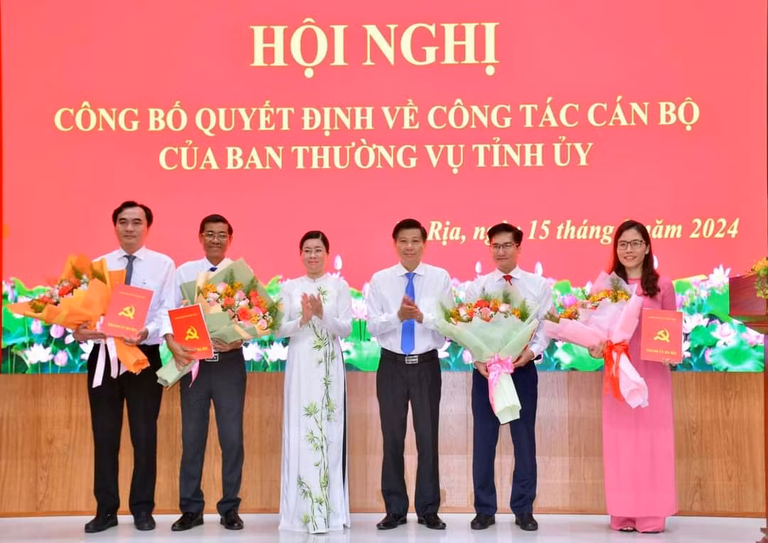 Lãnh đạo TP.Bà Rịa trao quyết định và tặng hoa chúc mừng các cán bộ được chỉ định bổ sung tham gia Ban Chấp hành Đảng bộ thành phố. Lãnh đạo TP.Bà Rịa trao quyết định và tặng hoa chúc mừng các cán bộ được chỉ định bổ sung tham gia Ban Chấp hành Đảng bộ thành phố.