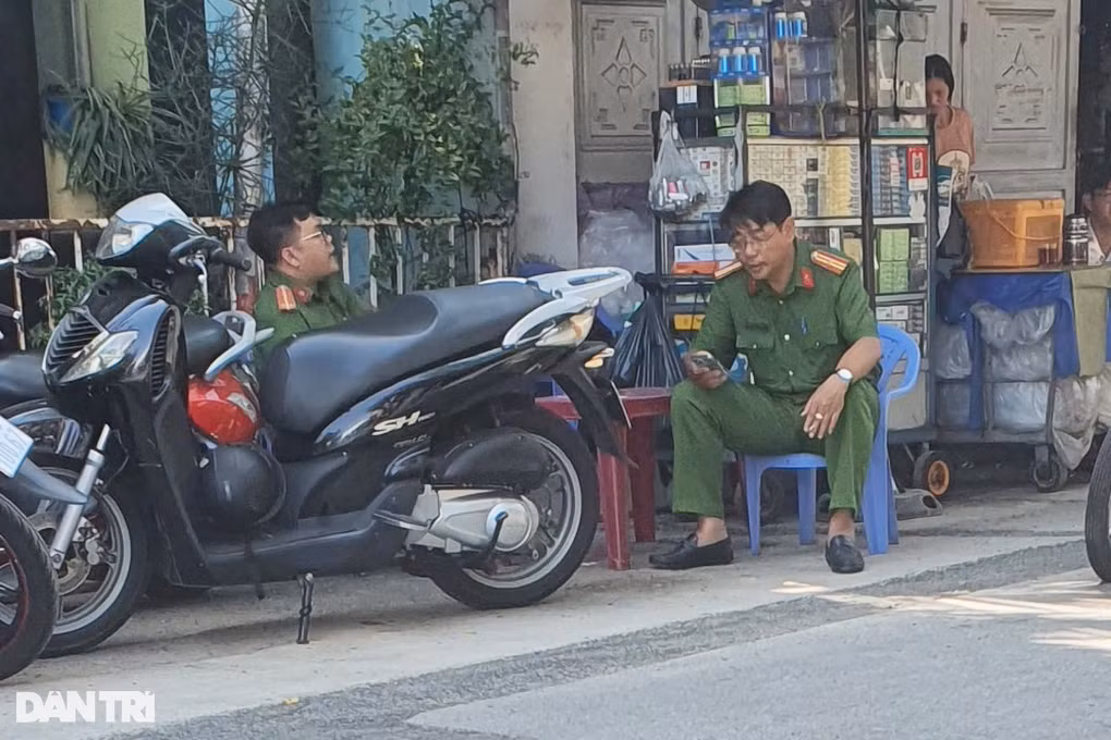 Các cán bộ Công an phường 2 (quận Tân Bình) túc trực trên đường Lam Sơn, sáng 12/3 (Ảnh: An Huy).