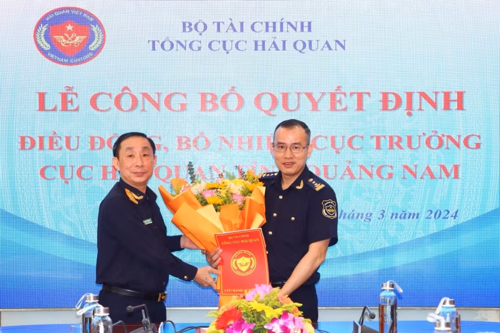 Lãnh đạo Tổng cục Hải quan trao quyết định và tặng hoa chúc mừng ông Dương Xuân Sinh - tân Cục trưởng Cục Hải quan tỉnh Quảng Nam (bên phải). Ảnh: Haiquanonline.com.vn Lãnh đạo Tổng cục Hải quan trao quyết định và tặng hoa chúc mừng ông Dương Xuân Sinh - tân Cục trưởng Cục Hải quan tỉnh Quảng Nam (bên phải). Ảnh: Haiquanonline.com.vn