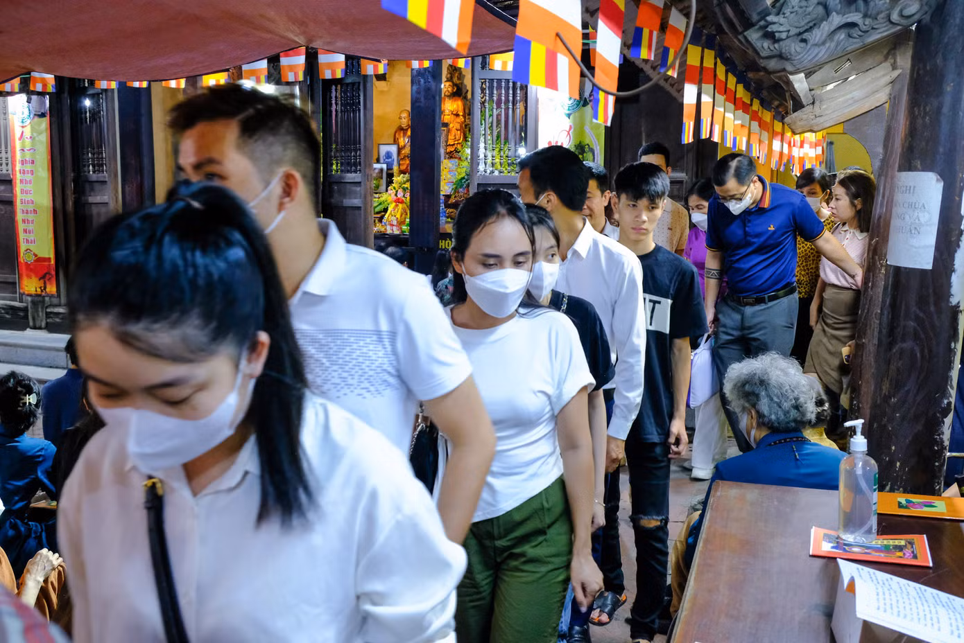 Mọi người phải đứng chờ nhau để có thể kiếm được chỗ ngồi trong sân chùa.