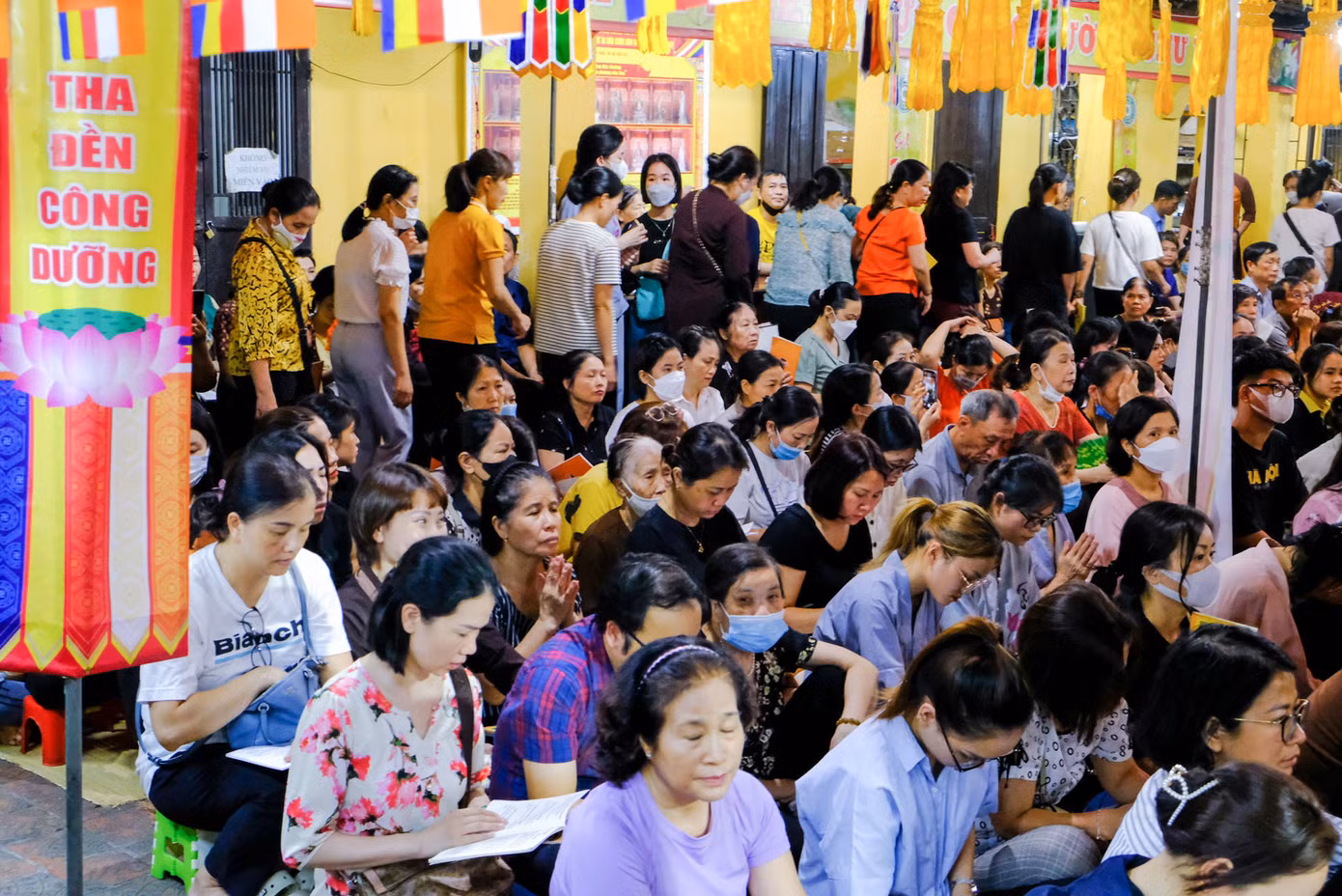 Tất cả đều thành tâm cầu khấn, một lòng thành kính hướng về cha mẹ, ông bà, tổ tiên trong ngày lễ Vu Lan.