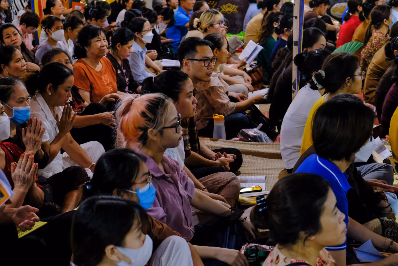Càng về tối, lượng du khách, phật tử đến với chùa càng đông đúc.