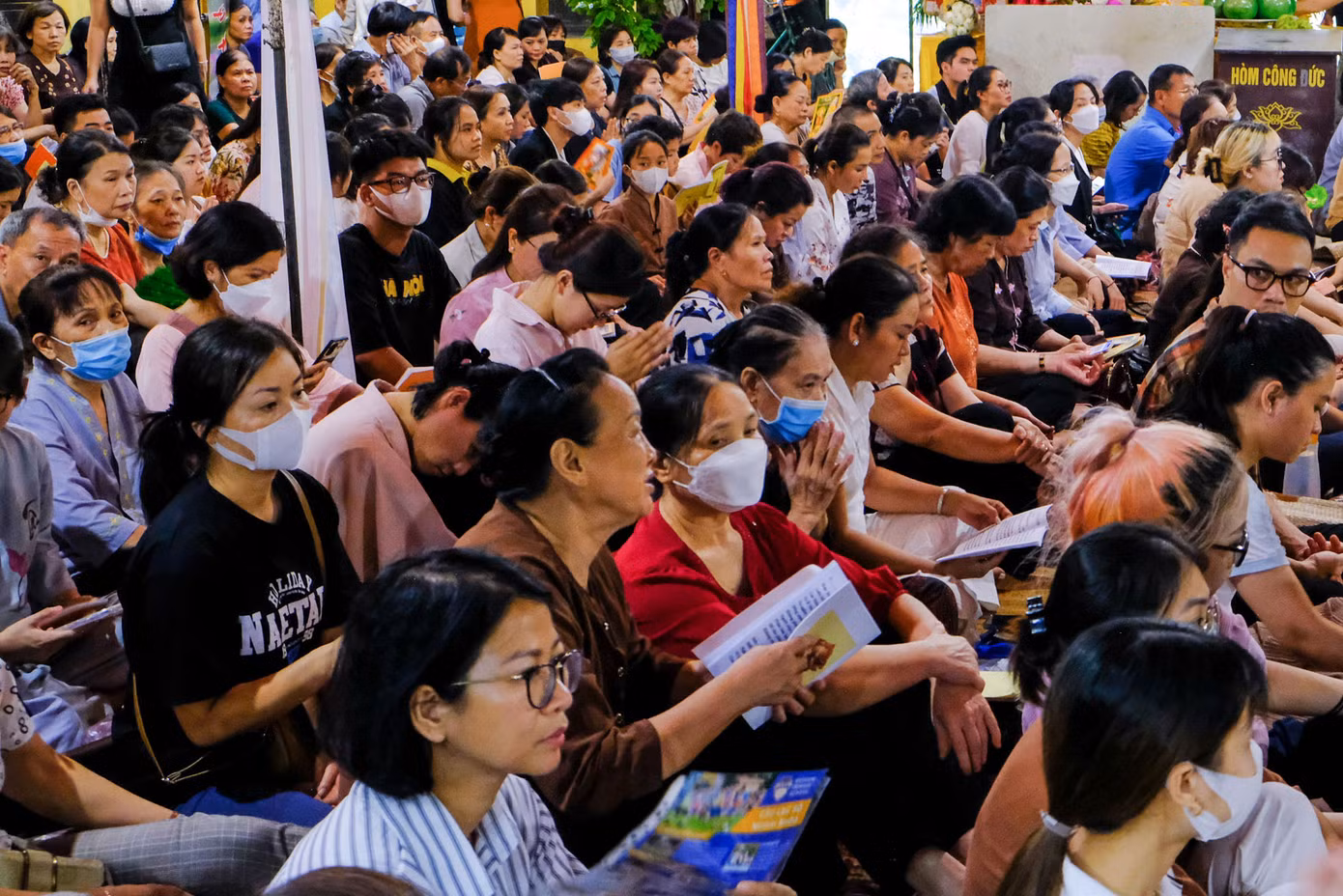 Trong khuôn viên của chùa chật kín người, không còn chỗ trống.
