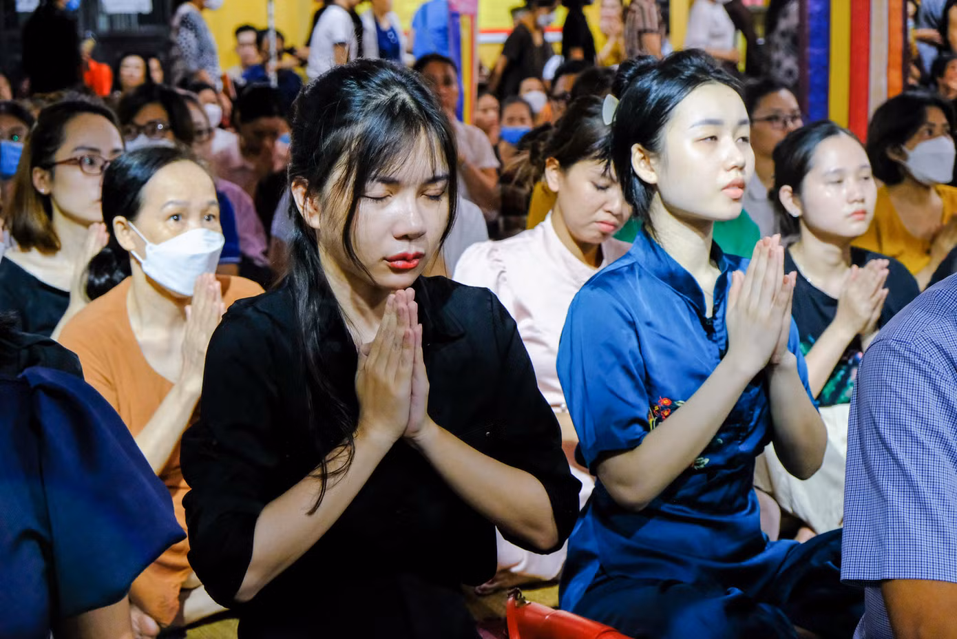Từ người trẻ tới người già đều kính cẩn chắp tay hành lễ theo tiếng tụng kinh gõ mõ của sư thầy