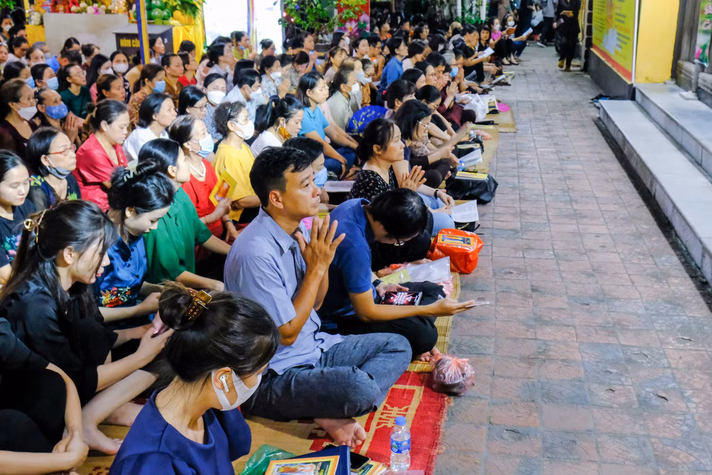 Phần lớn diện tích mặt sân được trải chiếu để người dân tham dự lễ có chỗ ngồi.