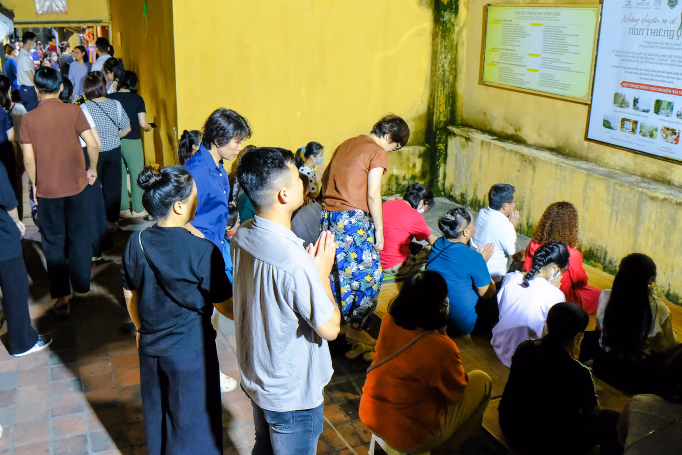 Nhiều người không tìm được lối vào sân chùa đành phải tìm chỗ quanh chùa để có thể hành lễ, nghe tụng kinh từ xa.