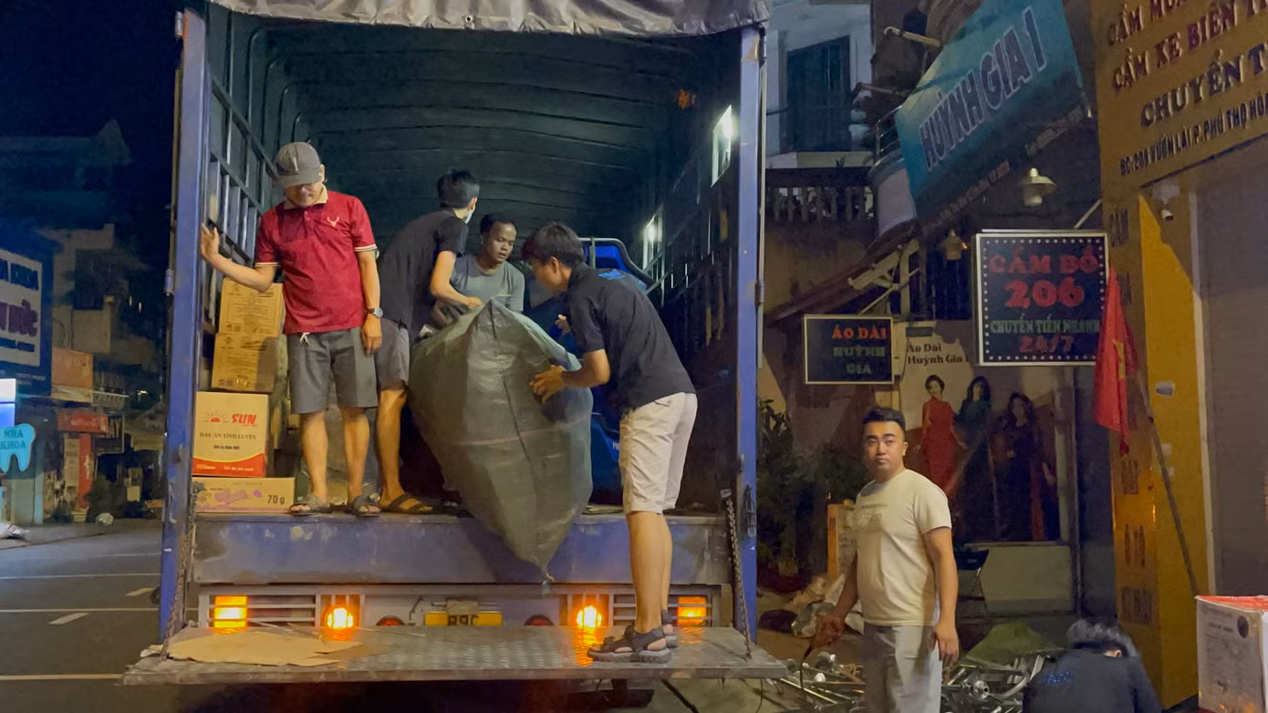 Các nhóm thiện nguyện tại TP.HCM xuyên đêm vận chuyển hàng hoá cứu trợ. Ảnh: D.B
