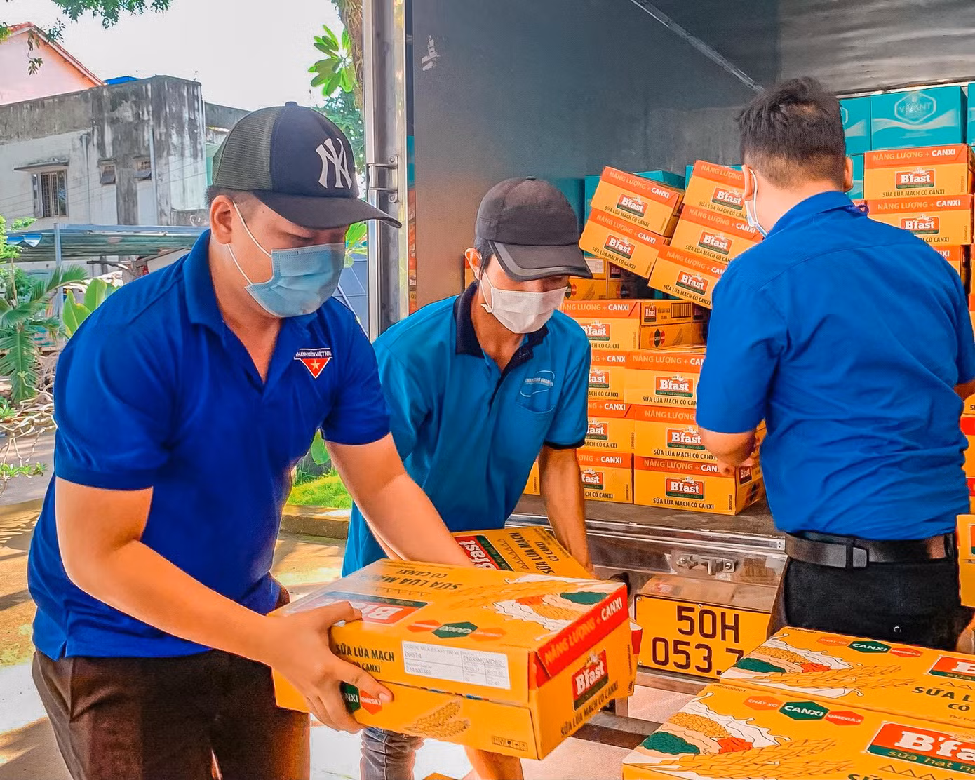 Đội thanh niên tình nguyện tại Bình Dương tiếp nhận các món quà để trao tận tay cho sinh viên, lao động nghèo