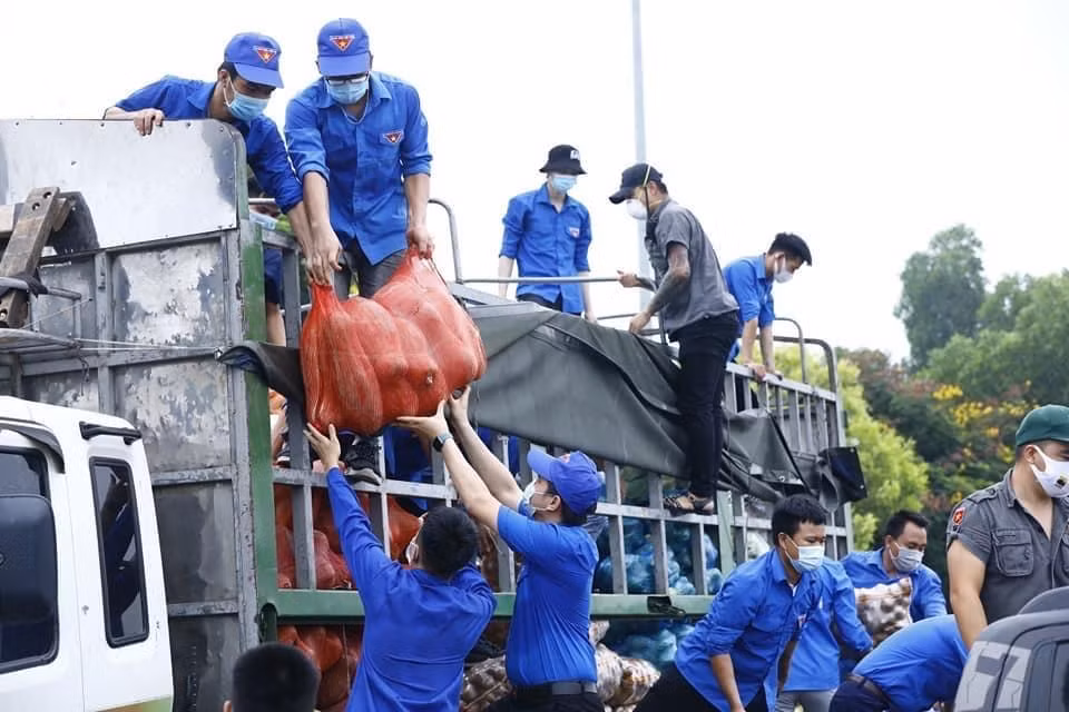 Đoàn viên, thanh niên Thủ đô vận chuyển rau, củ quả, nhu phiếu phẩm cho người dân trong thời điểm Hà Nội thực hiện giãn cách xã hội. Ảnh: Minh Đức