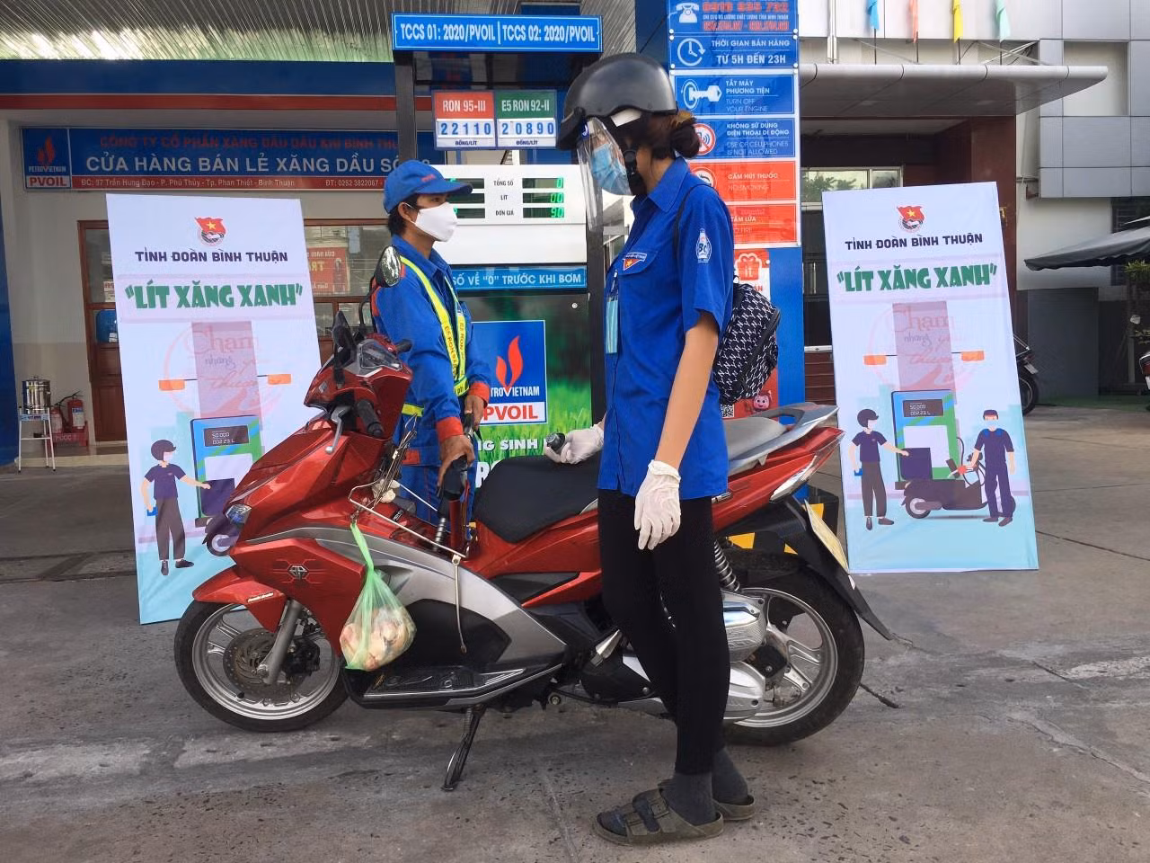 Các shipper áo xanh đổ xăng tại chương trình "Lít xăng xanh"