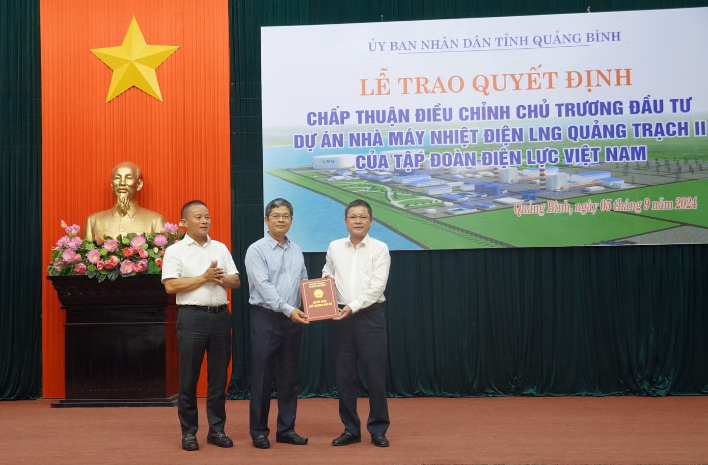 Phó Chủ tịch UBND tỉnh Quảng Bình Phan Phong Phú trao quyết định điều chỉnh dự án cho đại diện lãnh đạo EVN. Phó Chủ tịch UBND tỉnh Quảng Bình Phan Phong Phú trao quyết định điều chỉnh dự án cho đại diện lãnh đạo EVN.