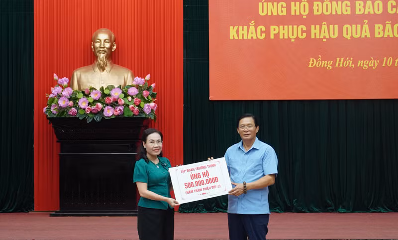 Đại diện Tập đoàn Trường Thịnh ủng hộ 500 triệu đồng.