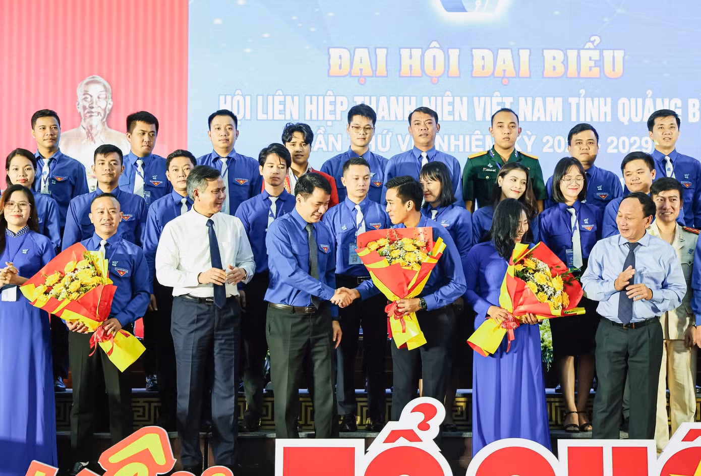Bí thư T.Ư Đoàn Ngô Văn Cương tặng hoa chúc mừng đại hội.