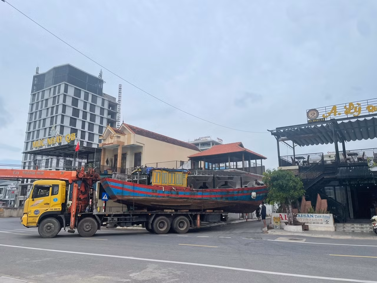 Trong lúc đó, ở xã Bảo Ninh, TP. Đồng Hới, để chắc ăn, nhiều chủ tàu đã thuê phương tiện cẩu tàu lên bờ đưa về nhà. Theo ngư dân Bảo Ninh, đây là phương án an toàn tuyệt đối để đối phó với bão. Dự kiến, đến 18h, hầu hết tàu thuyền đánh bắt trên biển của Quảng Bình sẽ về nơi tránh trú an toàn.