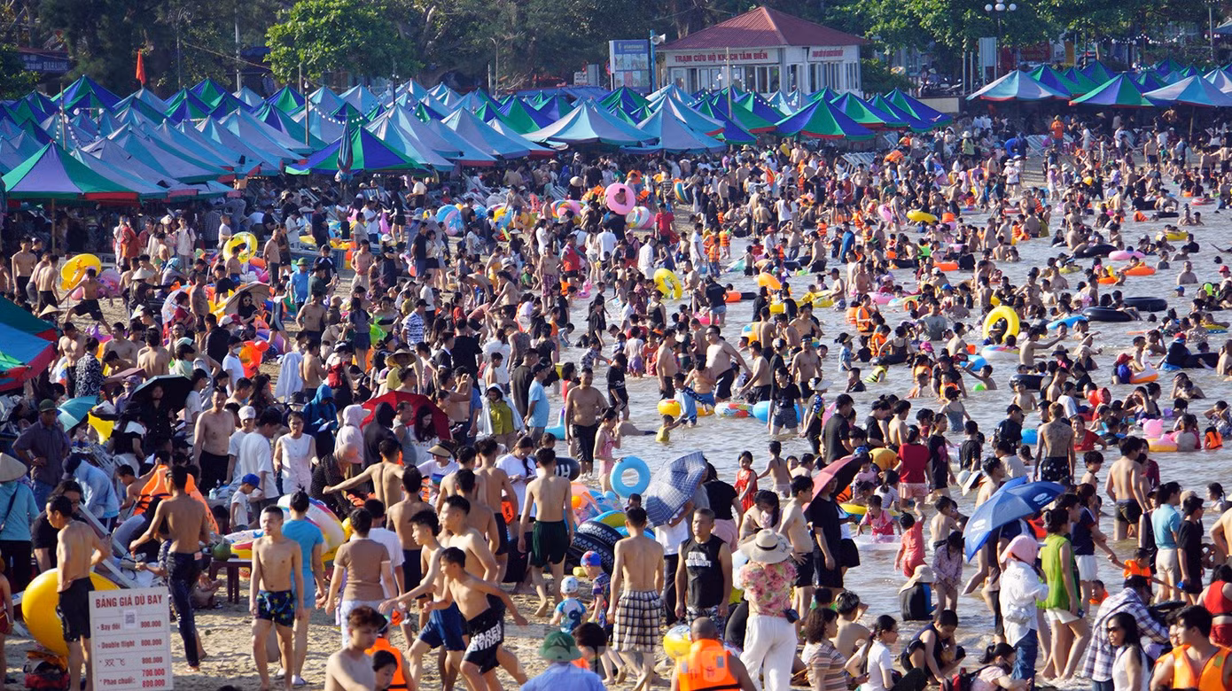 Bãi biển Đồ Sơn ken đặc người tắm. Ảnh: Nguyễn Hoàn.