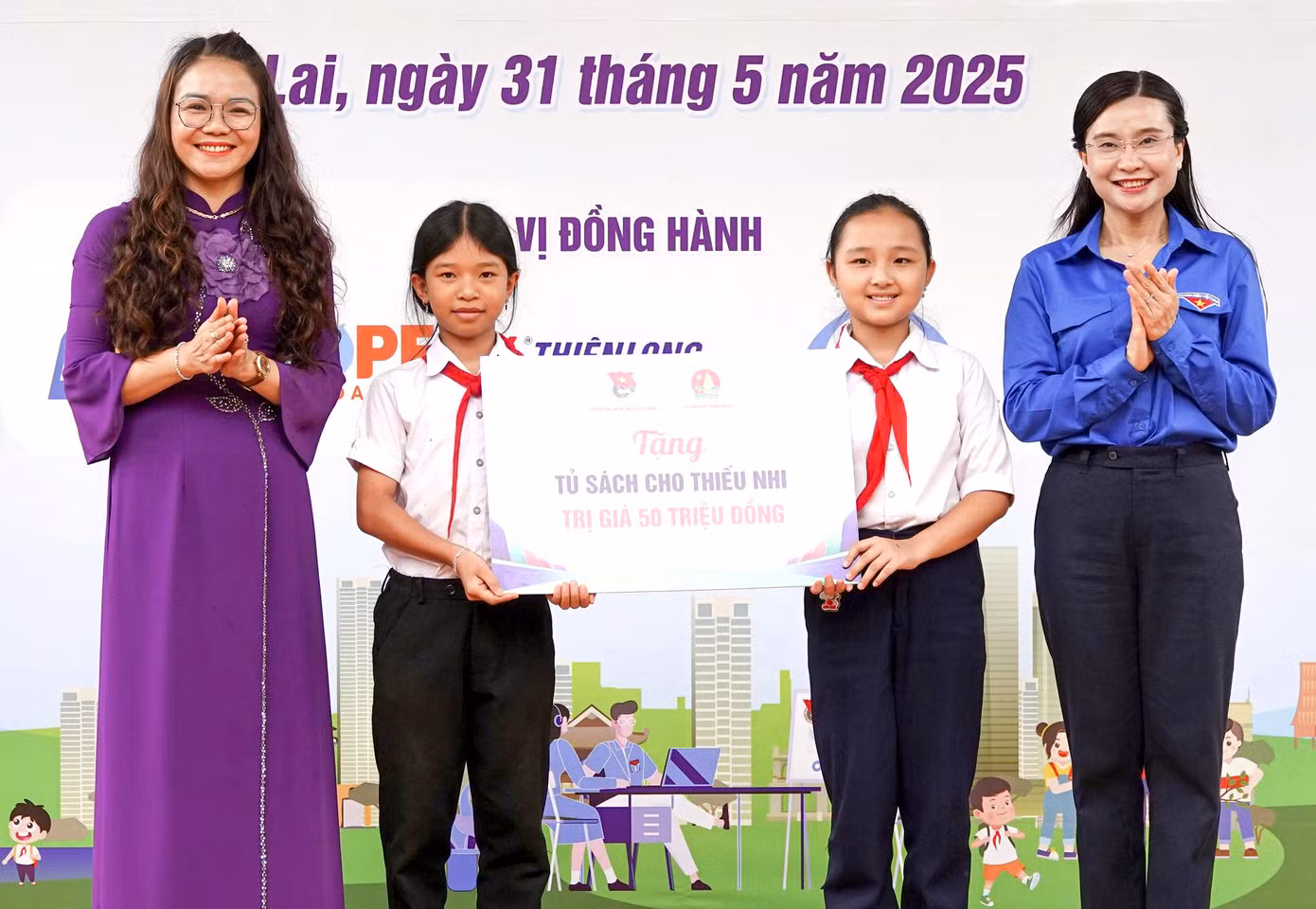 Chị Nguyễn Phạm Duy Trang tặng tủ sách cho thiếu nhi.