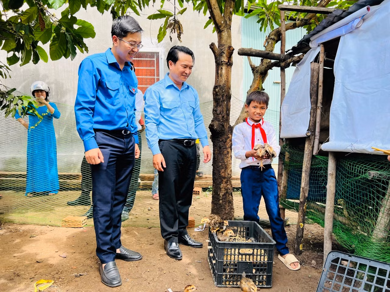 Anh Đỗ Duy Nam - Phó Bí thư Tỉnh Đoàn Gia Lai (ở giữa) trao 10 đàn gà cho các học sinh khó khăn ở huyện Mang Yang