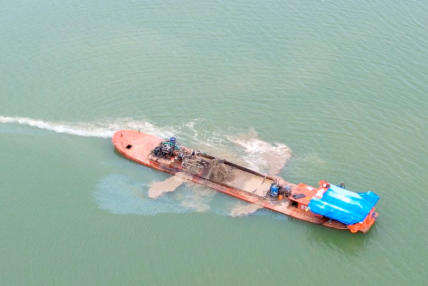Tàu số hiệu 55 hút cát ở địa phận suối Nước Đục, xã Ia Phí, huyện Chư Păh