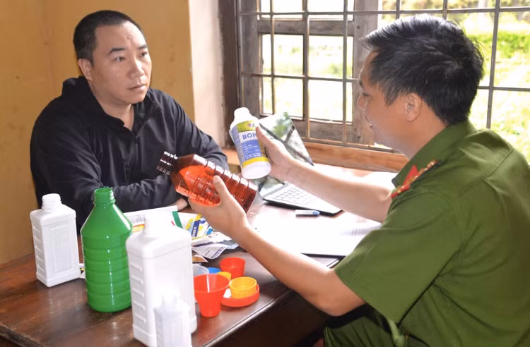 Cán bộ công an làm việc với đối tượng Học