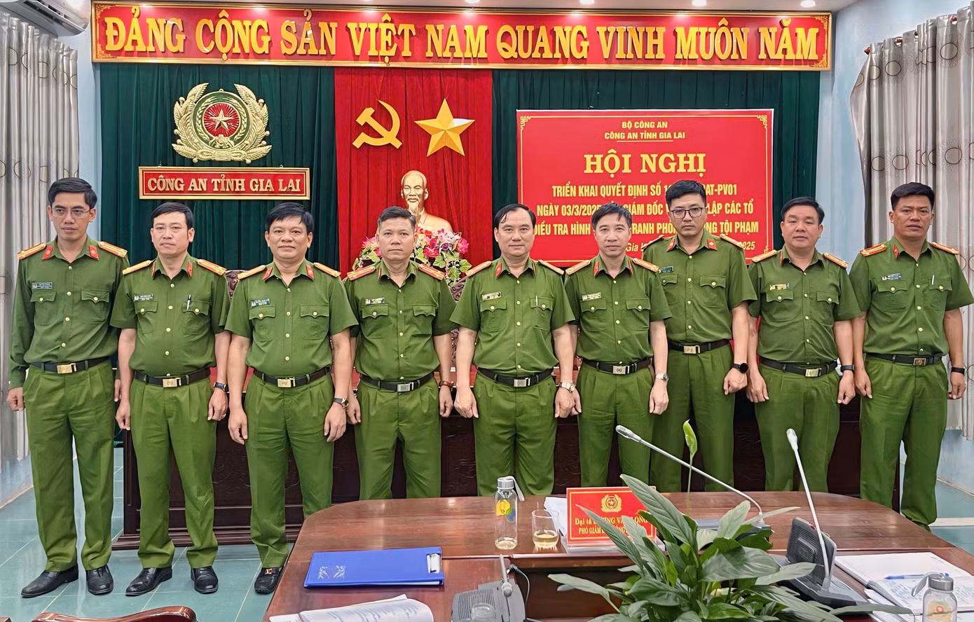 Đại tá Dương Văn Long – Phó Giám đốc Công an tỉnh Gia Lai (chính giữa) chụp hình lưu niệm cùng Tổ trưởng các Tổ điều tra khu vực.