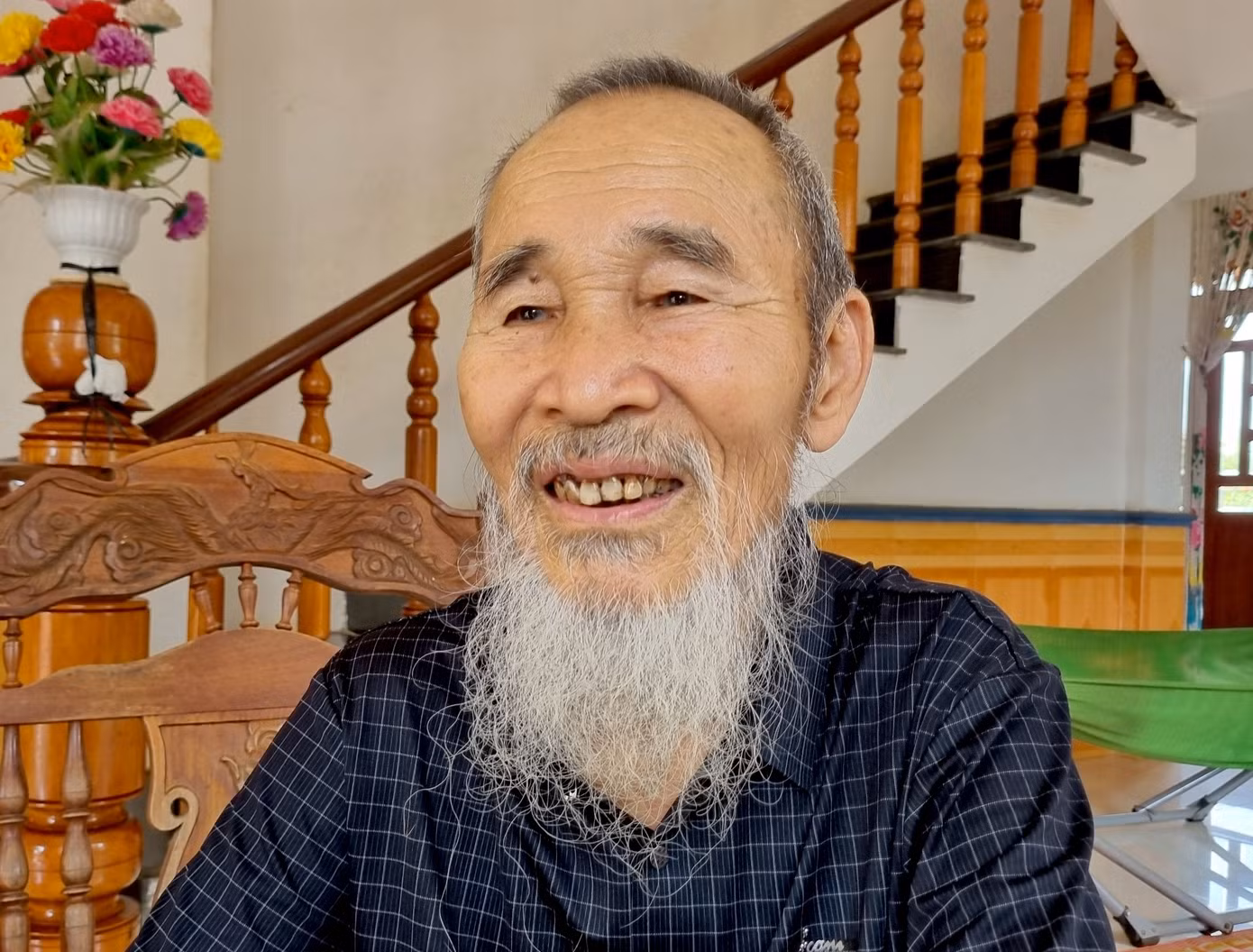 Ông Lê Xuân chia sẻ với phóng viên về con trai Lê Anh Tú