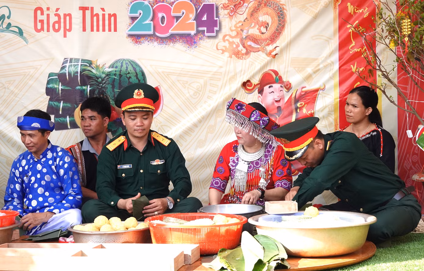 Tham gia cuộc thi là các đơn vị trực thuộc Binh đoàn 15 gồm các công ty 72, 74, 75, 715. Trong ảnh, cán bộ Công ty 715 cùng người dân gói bánh chưng.