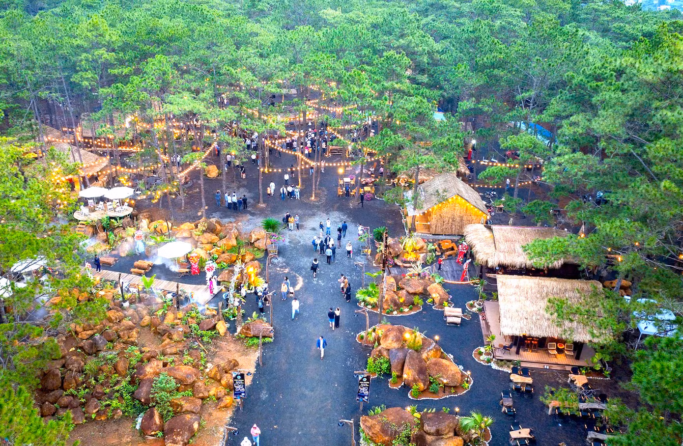 Một không gian đặc biệt được làm trên khu đất bên hông đường Phạm Văn Đồng (xã Măng Đen, Quảng Ngãi) để mọi người đến thưởng thức ẩm thực, vui chơi.