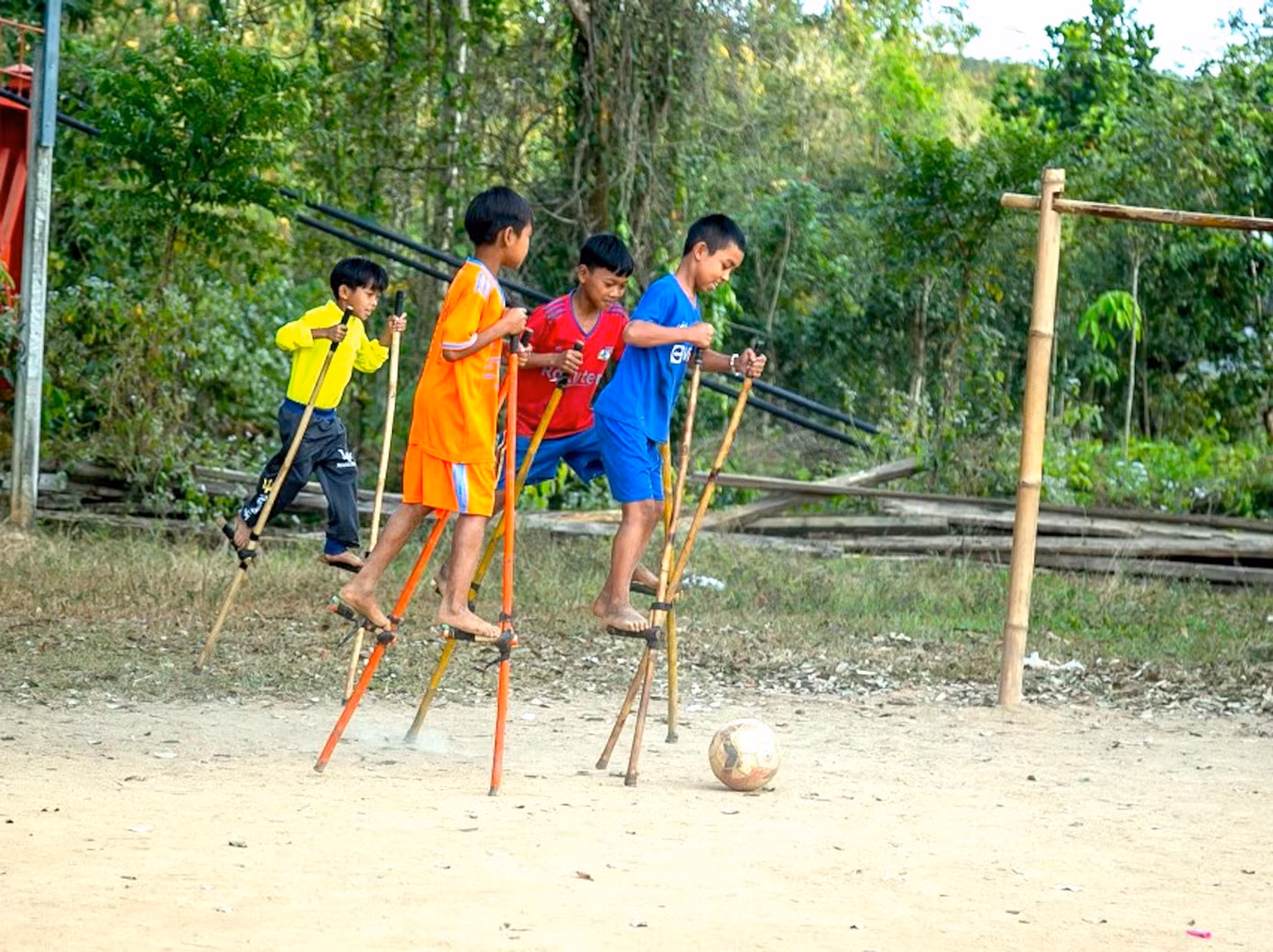Các em nhỏ ở làng Kon Măh đi cà kheo đá bóng. Trong số 9 làng ở xã Hà Tây, người làng Kon Măh được biết đến nhiều nhất với kỹ năng sử dụng “đôi chân thứ 2” một cách hết sức thành thục.
