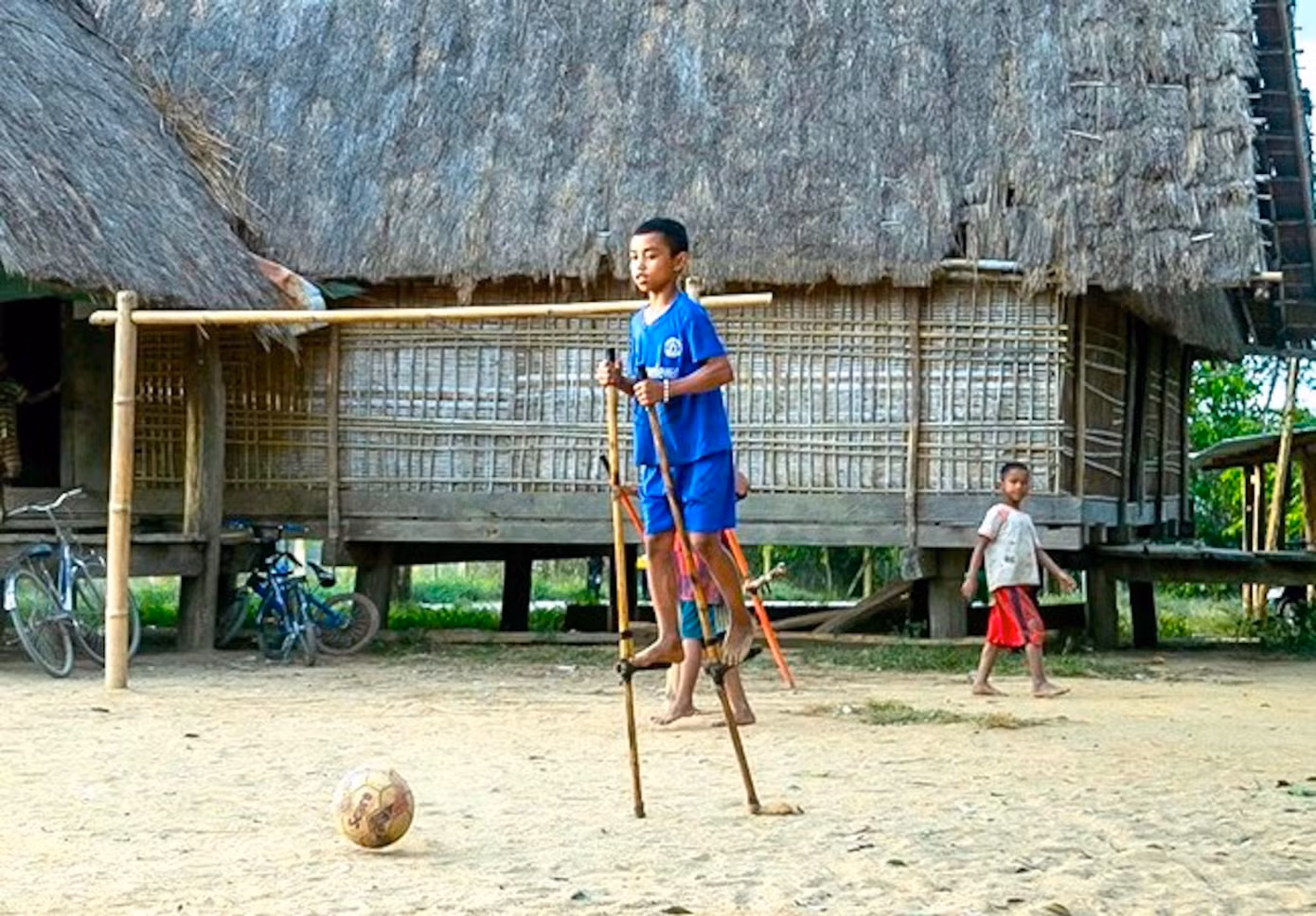 Cuối giờ chiều sau thời gian phụ giúp công việc đồng áng cho cha mẹ, các em nhỏ người Ba Na đi cà kheo vừa rèn luyện sức khoẻ, vừa nâng cao kỹ năng để thi đấu.