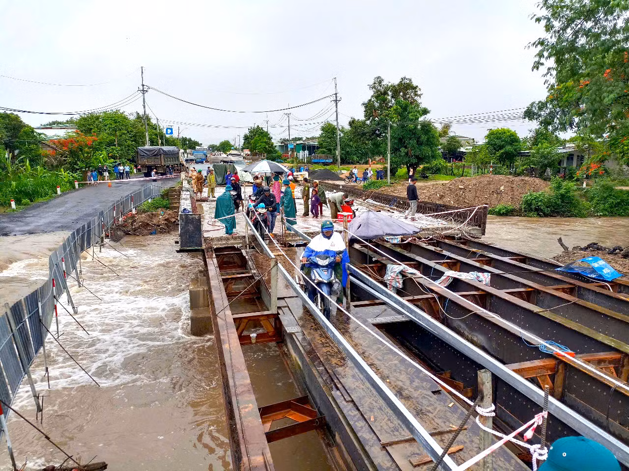 Đoạn giao thông từ huyện Phú Thiện về thị xã Ayun Pa bị chia tách hoàn toàn.