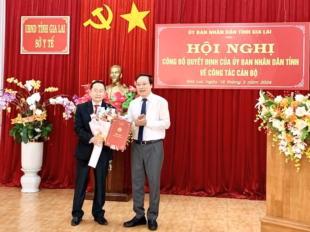 Chủ tịch UBND tỉnh Gia Lai Trương Hải Long trao quyết định, tặng hoa chúc mừng ông Lý Minh Thái