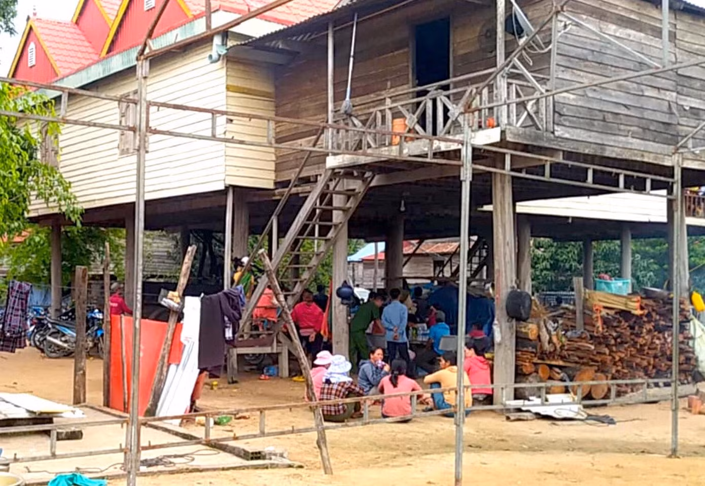 Hàng xóm đến chia buồn với gia đình nạn nhân. Ảnh: Mai Linh