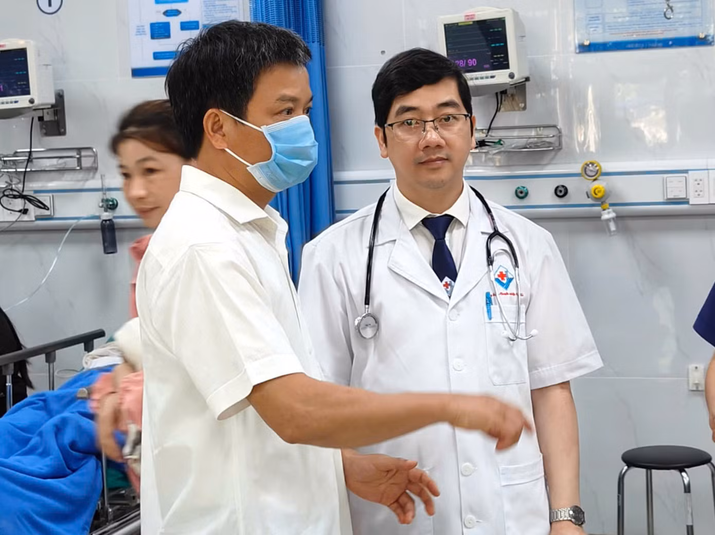 Phó Chủ tịch UBND tỉnh Gia Lai Nguyễn Hữu Quế (bìa trái) đến Bệnh viện Hùng Vương Gia Lai để thăm, chỉ đạo việc điều trị cho các học sinh.