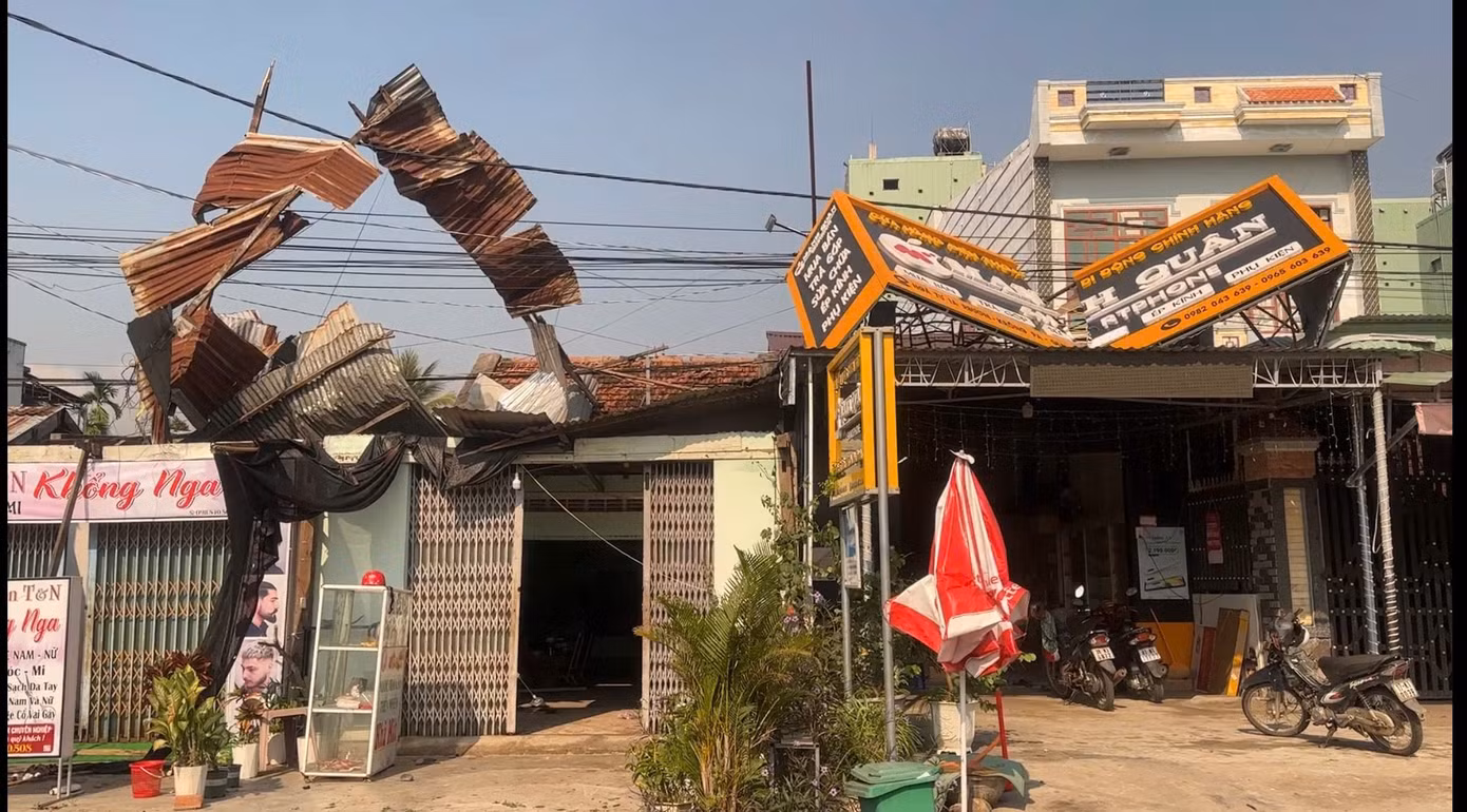 Mái tôn, biển hiệu bị gió thổi bay rất nguy hiểm