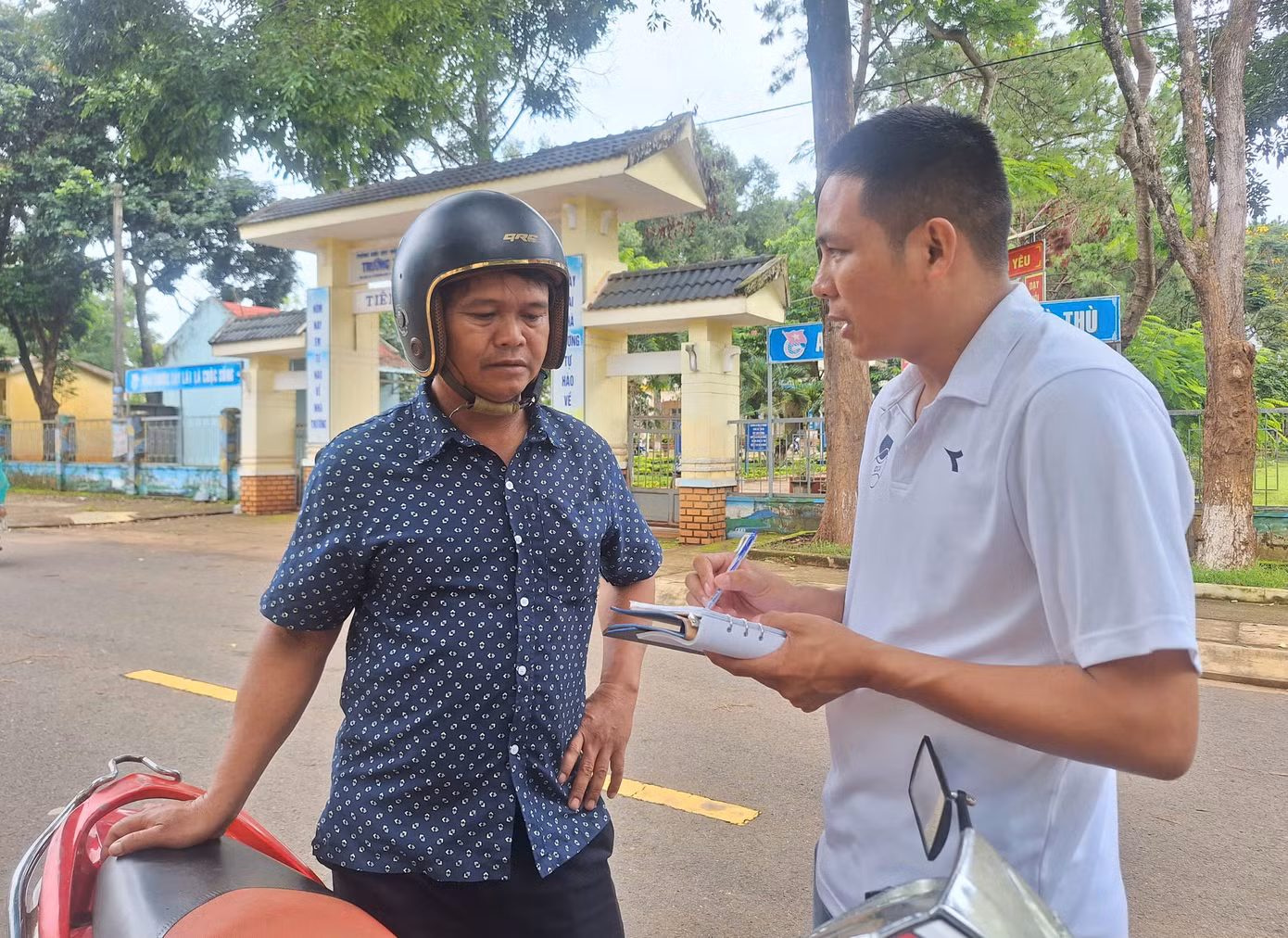 Anh Ksor Wek vừa hoàn thành bài thi cuối cùng vào sáng nay.