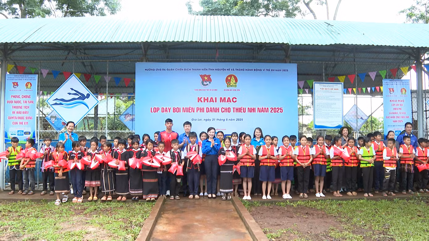 Các em học sinh phấn khởi khi nhận dụng cụ bơi mới