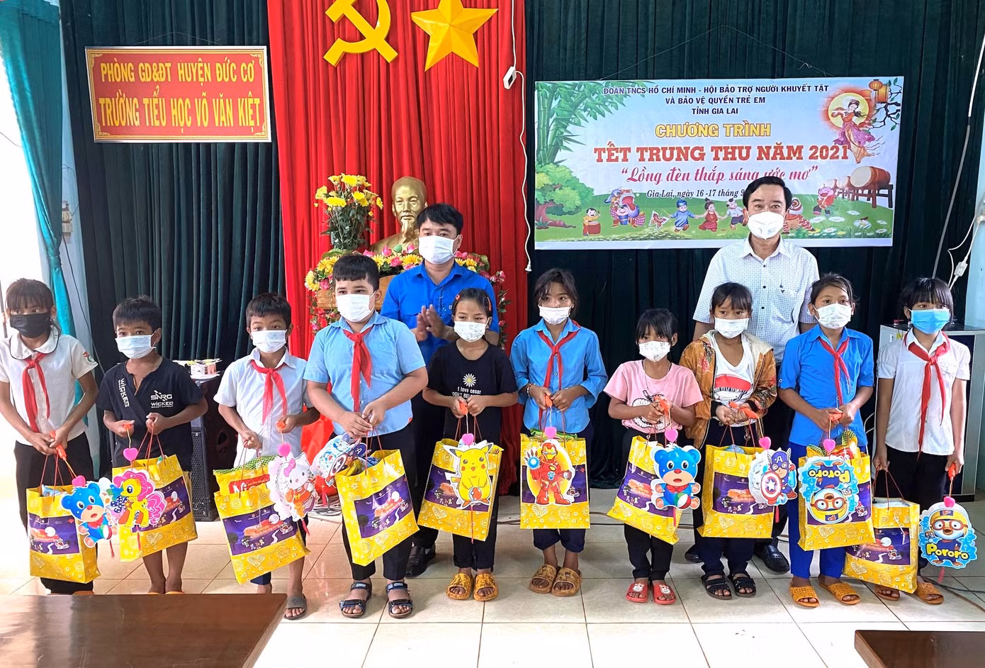 Anh Đỗ Duy Nam, Phó Bí thư Tỉnh đoàn Gia Lai (bên trái) trao quà trung thu cho các em học sinh tại Trưởng tiểu học Võ Văn Kiệt, huyện Đức Cơ