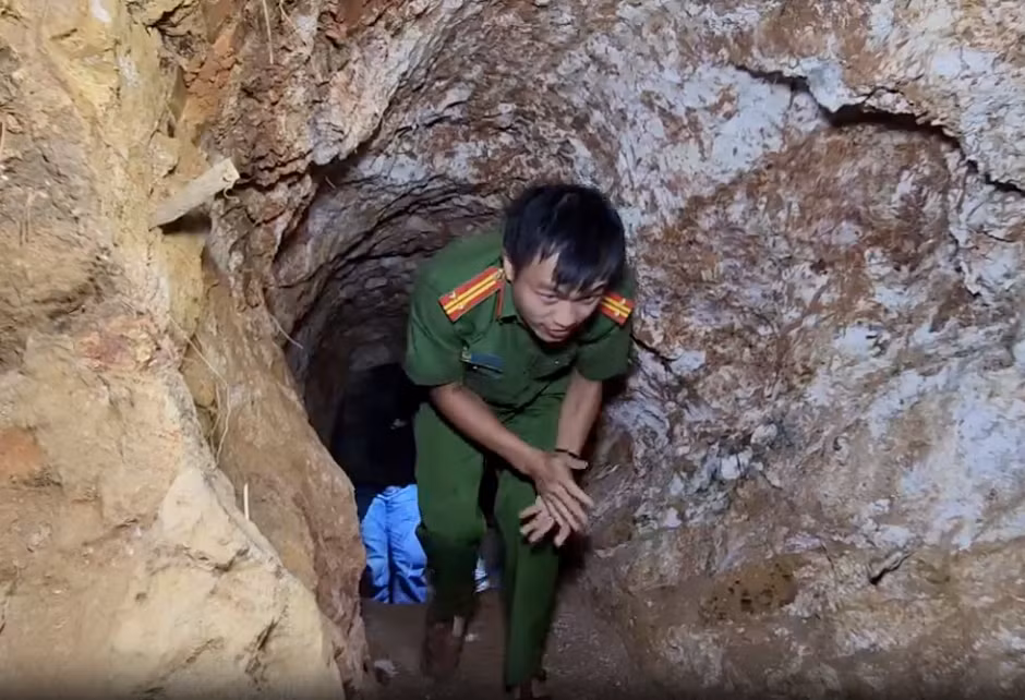 Địa đạo nhỏ hẹp, chỉ vừa lọt khoảng một người đi qua.