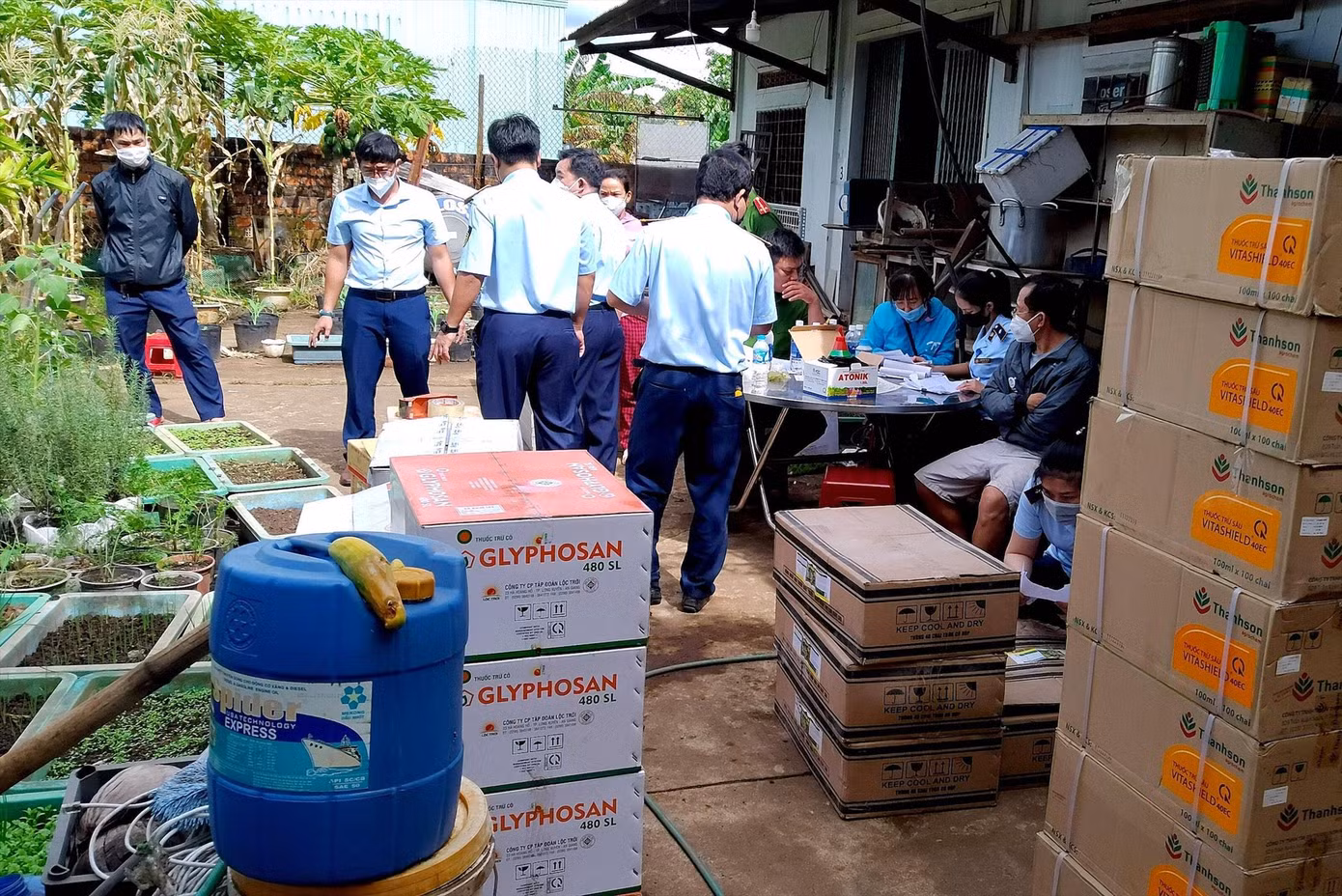 Lực lượng chức năng kiểm tra đột xuất tại đại lý Phượng