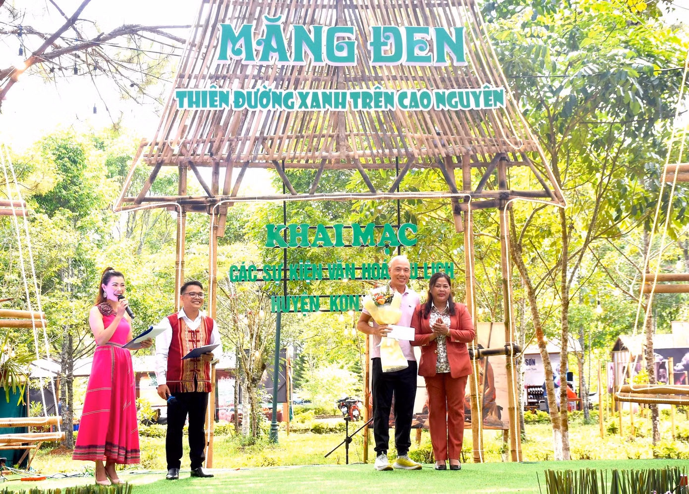 Tại buổi lễ khai mạc Tuần lễ Văn hóa - Du lịch năm 2023, huyện Kon Plông đã trao quà, tặng hoa cho khách du lịch thứ 500.000 người đến với Măng Đen từ đầu năm đến nay.